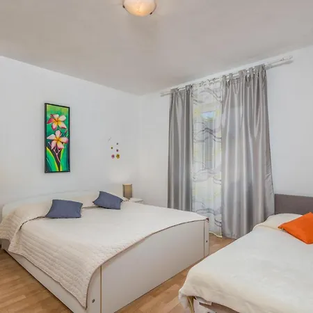 2 Bedroom Stunning In *